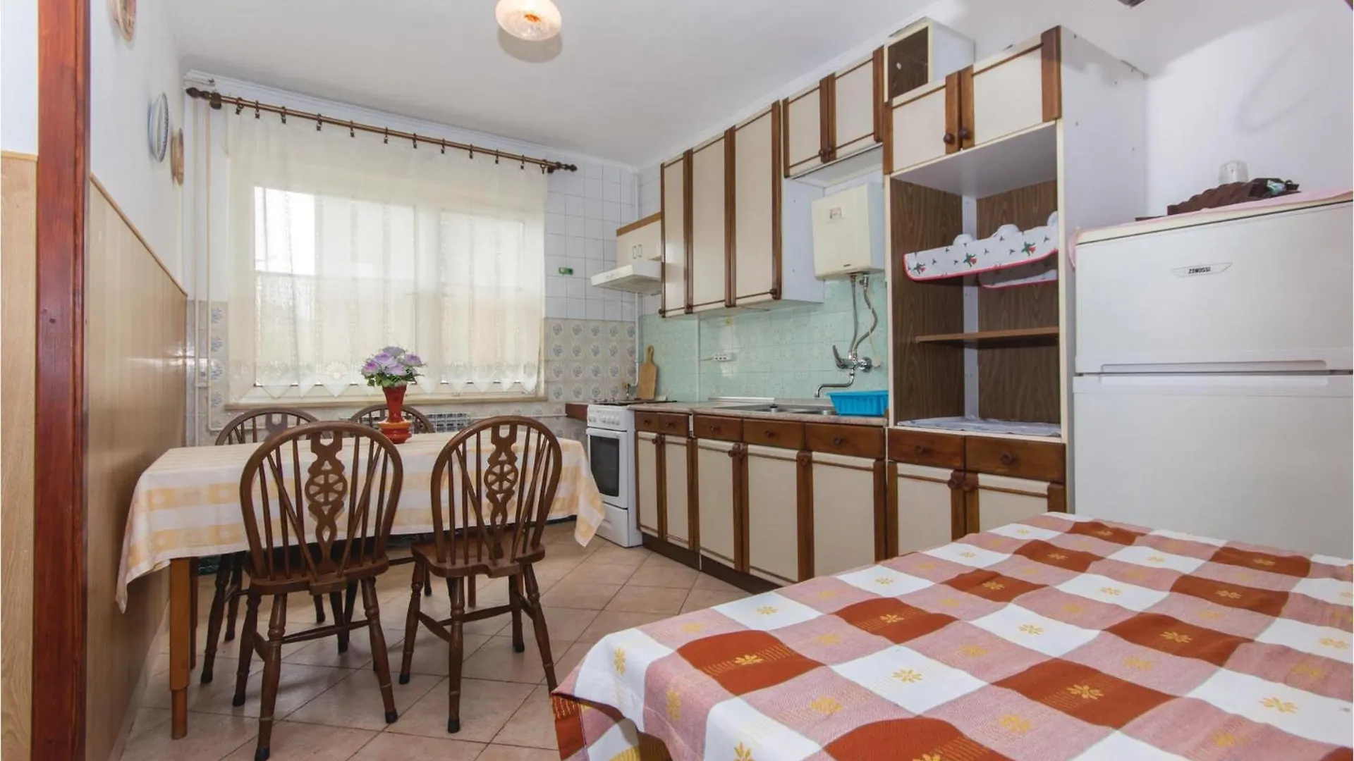2 Bedroom Nice Apartment In Pula