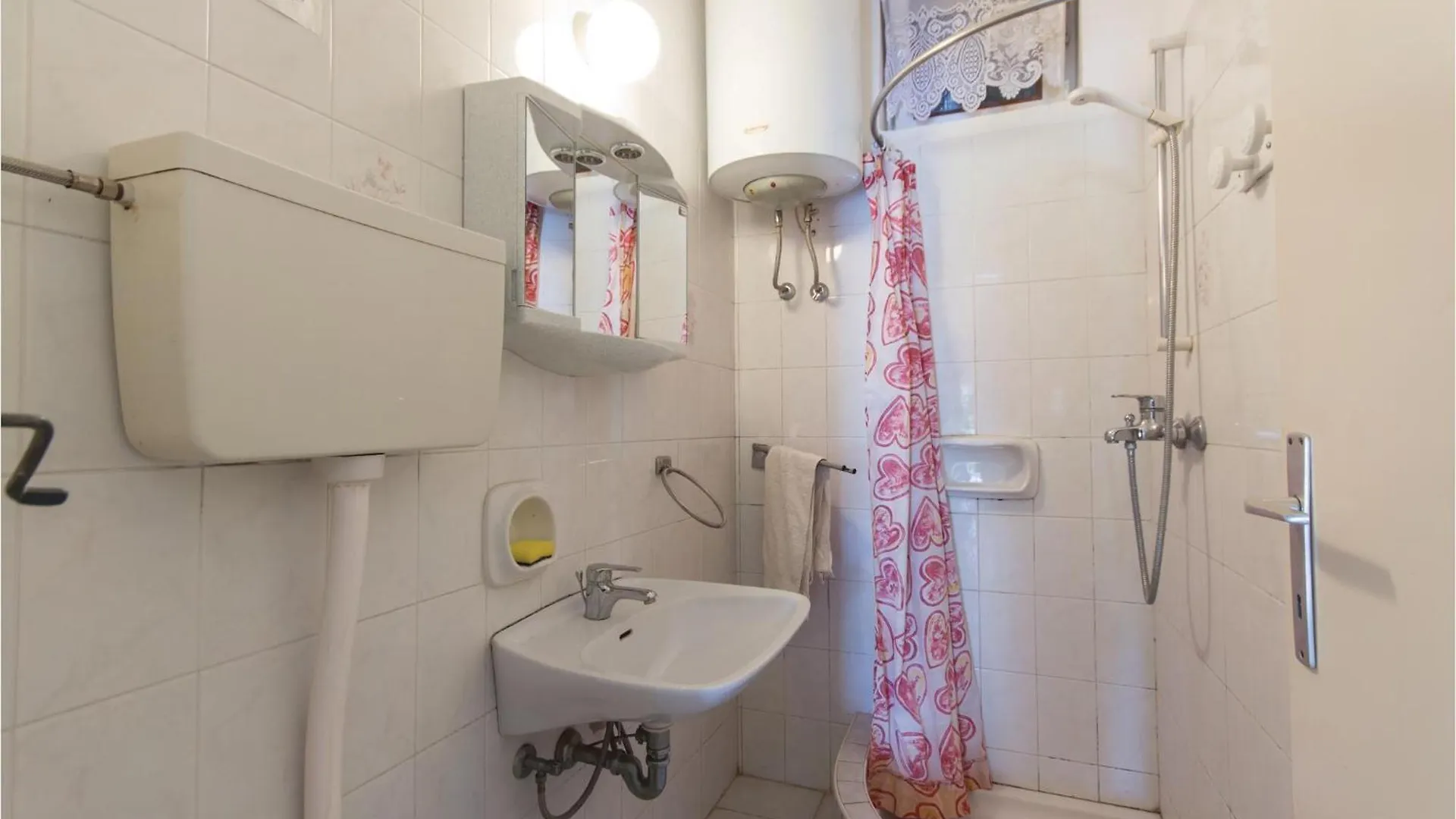 2 Bedroom Nice Apartment In Pula